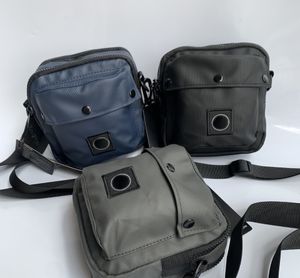 Herr crossbody postman väska 3 färger lyxiga designers st väskor män purses klassisk stil modeväska messenger väskor sacoche påse plånbok portfölj svart grön blå