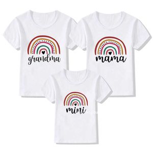 Dopasowane rodzinne stroje 1 moda mama i mini Rainbow Family Family Dopasowanie koszulki z krótkim rękawem Rodzinny wygląd T-shirt Babcia Mother Córka odzież G220519