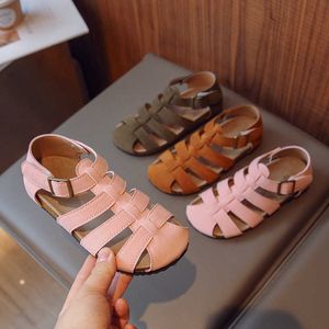 Sandaler koreanska stil flickor tår inslagna enkla ihåliga barn sandaler platt mjuka andningsbara barn mode baby pojkar romerska skor avslappnad AA230518