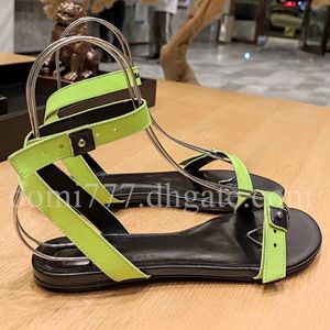 Med brevlogo mode märke kvinnors platt läder sandaler sommarsandaler EU35-42