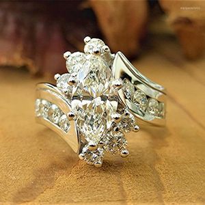 Bröllopsringar Creative Trendy Marquise Crystal Engagement for Women Shine White CZ Stone Inlay Fashion Jewelry Bands Ring