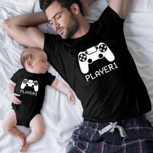 Family Outfits 1PC Player 1 Player 2 Fun Father Son Style T-shirt Summer Short Sleeve T-shirt Suitable for Dad Baby Tight Clothing Family Clothing G220519