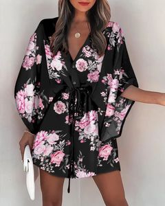 Grundläggande casual klänningar Boho för kvinnor sommar Löst tryck Vneck Batwing Sleeve Laceup Oregelbunden miniklänning Vestido 230519