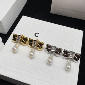 Nuovi orecchini di perle di goccia dell'arco tutto abbinati per gli orecchini d'argento d'avanguardia freschi della vite prigioniera di stile Ins delle donne Commercio all'ingrosso