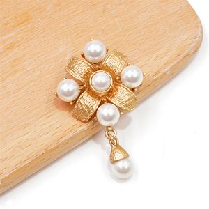 Fashion Sophisticated Pearl Cross Brooches Baroque Style Pins Winter Coats Women's Clothing Accessories Corsages