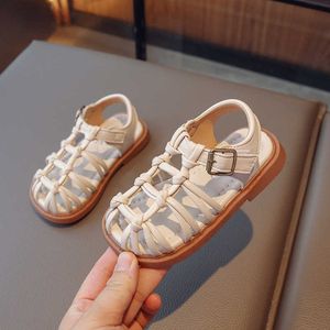 Sandals Girls Sandals 2023 Novos Kids Fashion Style Boys Beach Shoes Summer New Soft Flats Non Slip Children Color Solid Princess AA230518