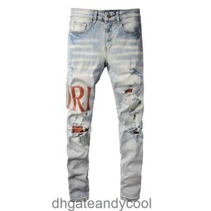 Spodnie marka 2023 dżinsów moda Amirres High Street Jeans Designer Nowy list z skórzanymi otworami Slim Fit Mały Kolor Kolor Świeci Man Eeys