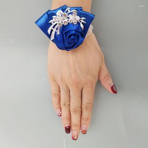装飾的な花3piece/lot Royal Blue Satin Rose BridesmaidリストコサージブライダルクリスタルブレスレットハンドフラワーウェディングアクセサリーSW001