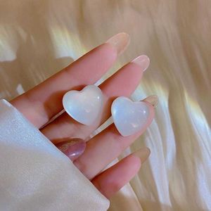 Brincos de garanhão do coração coreano de charme para mulheres doces de moda acrílica Pech Pêssego Brincos do coração do dia dos namorados AA230518