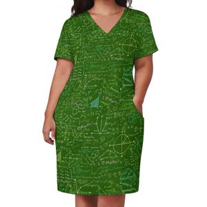 Plus Size Dresses Math Lessons Print Dress V Neck Geometry Kawaii Woman Street Wear Casual med fickor Storlek 230518