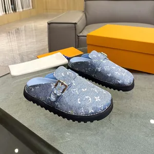 Gemütliche flache Komfort-Clogs für Damen und Herren, Schwarz-Weiß-Kalbsleder mit Blumenprägung, verstellbarer Riemen, Sandalen mit gravierter Kette, ultraleichte Mikro-Außensohle, große Größe 35–45, 12