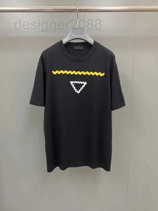Erkek Tişörtler Tasarımcı Yeni 2023 T gömlek moda şerit dikiş tasarımı Avrupa boyutu lüks erkek siyah gündelik kısa kollu gömlek H0IB
