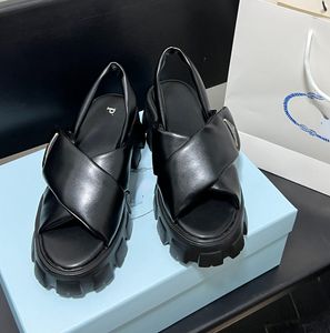 Damen-Designer-Sandalen mit dreieckigen Applikationen, klobigen Absätzen, weichem Obermaterial