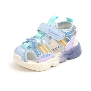 Sandaler 2023 Summer Children skor pojkar mjuka sulor strandskor manlig baby baotou anti-kick barn sandaler flickor sommar sandaler aa230518