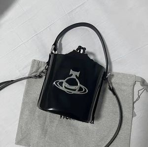 Sacos de balde femininos pequenos couro envernizado preto crossbody saco fivela de saturno