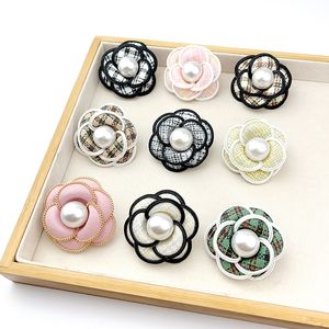 2023 Nya 27 stilar handgjorda Camellia Brosch Pearl Chain Fabric Artificial Flower Pin Fashion Women Kläder smycken Tillbehör