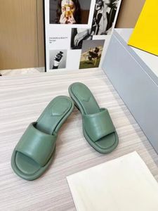 Europ Style Kadın G Sandalet Slaytlar Lüks Tasarımcı Terlik Yaz Şeker Renk Düz Topuklu Kauçuk Ayakkabılar Flip-Flops Açık Plaj Ayakkabıları Kauçuk Şey