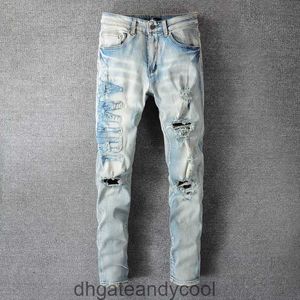 Уличная джинсовая джинсовая джинсы Новые джинсы Amirres Hole High Designer Pants Письмовая наклейка эластичные джинсы мужские тренд тренд корейские повседневные леггинсы 45B8