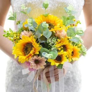Kwiaty dekoracyjne sztuczne bukiety słonecznika Fałszywe żółte jedwabne kwiatowe pannę młodą trzymającą na imprezę domową el el Wedding Decor