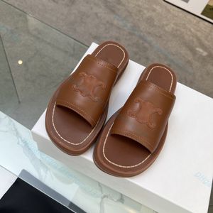 2023 Designer Kvinnor Lyxiga tofflor Triomf utsmyckade lädersandaler Öppna tår svarta vita sommarskor Kvinnor Girls Holiday Shoe