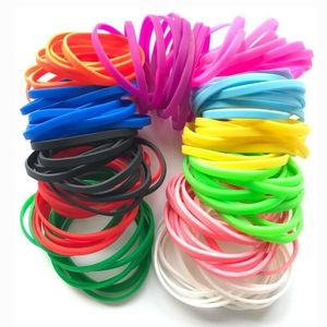 Armreifen 100pcs 5mm Männer Frauen Mode Süßigkeiten Farbe Gummi -Armbänder leuchtend Silikon Handgelenkband Manschettenknopf Accessoires im Dunkeln leuchten