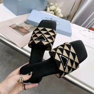 Designer Embroidered Fabric Slides Slippers Multicolor Embroidery Mules Women Low Heel Flip Flops Casual Sandals Summer Leather Flat Slide Rubber Sole 36-42 P66