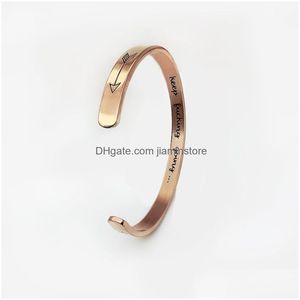 Bangle 3 Färg Personliga gåvor Manschettarmband Bangles Love Arrow för älskare Gravera bokstav Rostfritt stål Öppna armband Drop Del Dhj7C