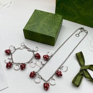 Braccialetti con ciondoli Designer Braccialetto alla fragola Collana Bracciale dal design unico Regalo per feste Scatola portagioie abbinata per matrimoni