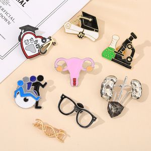 Broche médico unissex desenho animado injeção de crachá de DNA enfermeira pino mulheres lapel metal broches de joias graduation lembrete