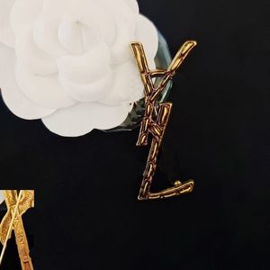 Klassiker i retrostil Lyxmärke Kvinnor Designer Broscher Pins Diamantpräglat stämpelmärke Designer Present Flip Collar Pins Unisex mångsidig klänning Pins Vintage