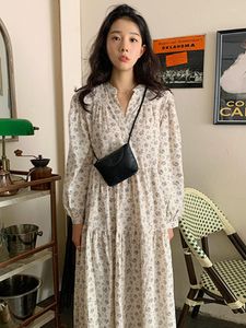 カジュアルドレスコロボフ女性2023フランスのエレガントローブ韓国シックな秋のvネックフローラルデザインファッションヴェスティドスデマージャー