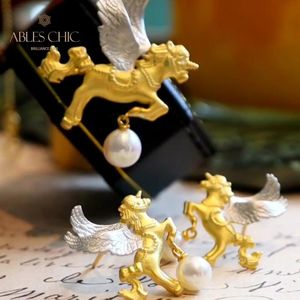 Hängen 925 Sterling Silver Unicorn Pendant Halsband Guldton Seawater Pearl Horse Earrings Pin Set L1S2N31002