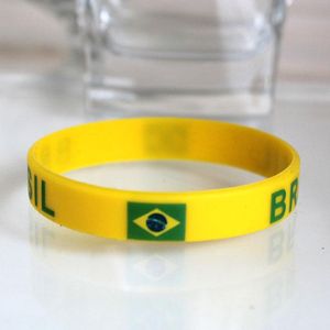 バングル新しい100pcsブラジルチームフットボールスポーツお土産ブレスレットシリコンシリコンジェルリストバンドリストバンドブレスレット