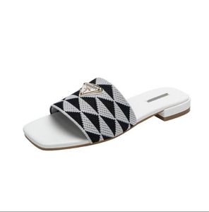 Designer broderade tygsbilder tofflor flerfärgade broderier mulor kvinnor låg häl flip flops casual sandaler sommar läder platt gummi sula 36-42 p69