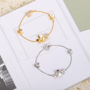 Braccialetti Hot 2022 Nuovo marchio famoso Regali di anniversario Braccialetti di gioielli di lusso per le donne Fiori di colore oro Dolce romantico Fortuna Trifoglio