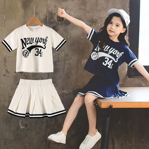 Set di abbigliamento Abiti estivi per ragazze Completo 2023 Gonna a maniche corte Gonna 2 pezzi Set stile college Jk Uniform Bambini Tute per bambini 230519