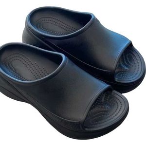 Designer Women Poolcroc Slide Rubber Platform Sandel 5cm tjocka botten tofflor Black White Beach Slides Open Toe Shoes With Box Bags No445