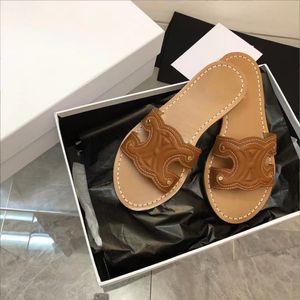 2023 Paris Ce Luxe Lins Flat Slide Slipe Slipers Triomphe тисненные кожаные стельки Сансоли открытые пальцы для ног.