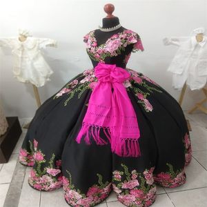 Svart mexikanska quinceanera klänningar 2023 med rosblomma mönster applikationer spets goth söt 16party klänningar vintage korsett promt vestidos de 15 quinceanera