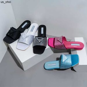 Talltor 3642 Crystal Psmorded Satinsandaler Kvinnor tofflor Triangel Slipp på platt Mule Rhinestone Diamond Sliders Low Heels Flats Flop Flops Black White BL