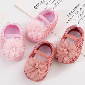 Pierwsze spacerowicze małe niemowlę dzieci urodzone dziewczynki koronkowe buty kwiatowe Crib bawełniane mokasyna solidne preawalkers miękkie 0-18 miesięcy