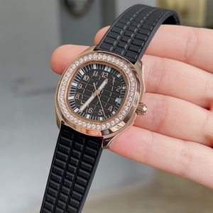 La cassa ottagonale arrotondata da 35,6 x 9,5 mm della serie di orologi da donna 2023 è coerente con l'originale, mantenendo lo stile retrò e la squisita fattura