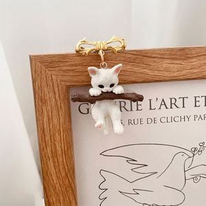 3D Cute Cat Animal Brooch White Cat Brooches Holding a Branch Cat Hug Tree Brooch Three-dimensional Lapel Pins Bag Decoration