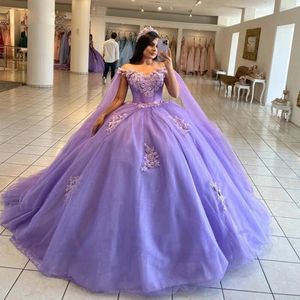 見事な紫色のボールガウンキンセアネラドレス肩からケープ付きスウィート16ドレス3Dアップリケフラワーチュールマスカレードガウン