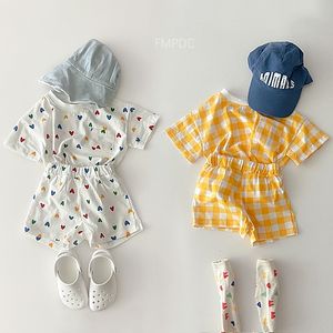 Kläderuppsättningar 2023 Summer Baby Girls Clothes Set O Neck Tees Heart Print T Shirt Plaid Shorts 2st Korean Spädbarn Suits Casual Toddler 230520