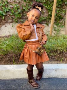 Kläderuppsättningar 2023 Baby Girls 2st Leather Pu Jack -kappa veckade en linjekjolar Tracksuits Brown Vintage Indie Children Suits 230520