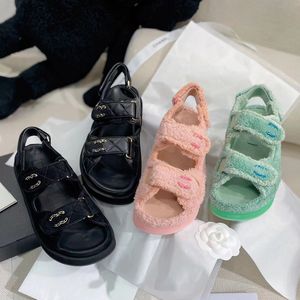 2023 Designer Luxo de luxo nylon tiras de fivela sandálias C Família feminina 100% Couro não deslizamento Sandália resistente a desgaste elemento de campainha ao ar livre Sapatos de fundo plano