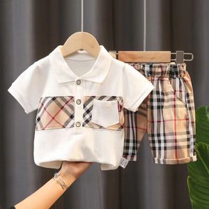 새로운 2023 Kids Girls Boys Plaid Tracksuit 브랜드 패션 패션 2pcs 의상 세트 폴로 티셔츠와 짧은 팬츠 트랙 슈트 어린이 디자이너 옷