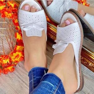 Sandaler 2023 Summer Women Leisure Fashion Bow Plat Bekväm mjuk botten Kvinnors andningsstrand