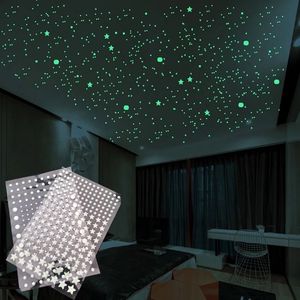 Adesivi murali Stelle luminose 3D Punti Adesivo per camera dei bambini Camera da letto Decorazione domestica Glow In The Dark Moon Decal Fluorescente fai da te 230520